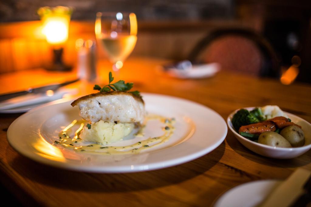 Byrnes Wine Dine Stay Ennistimon Bagian luar foto